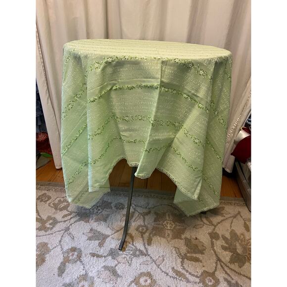 Vintage flocked textured floral flower pattern green white table cloth 58 x 46 - Picture 3 of 6
